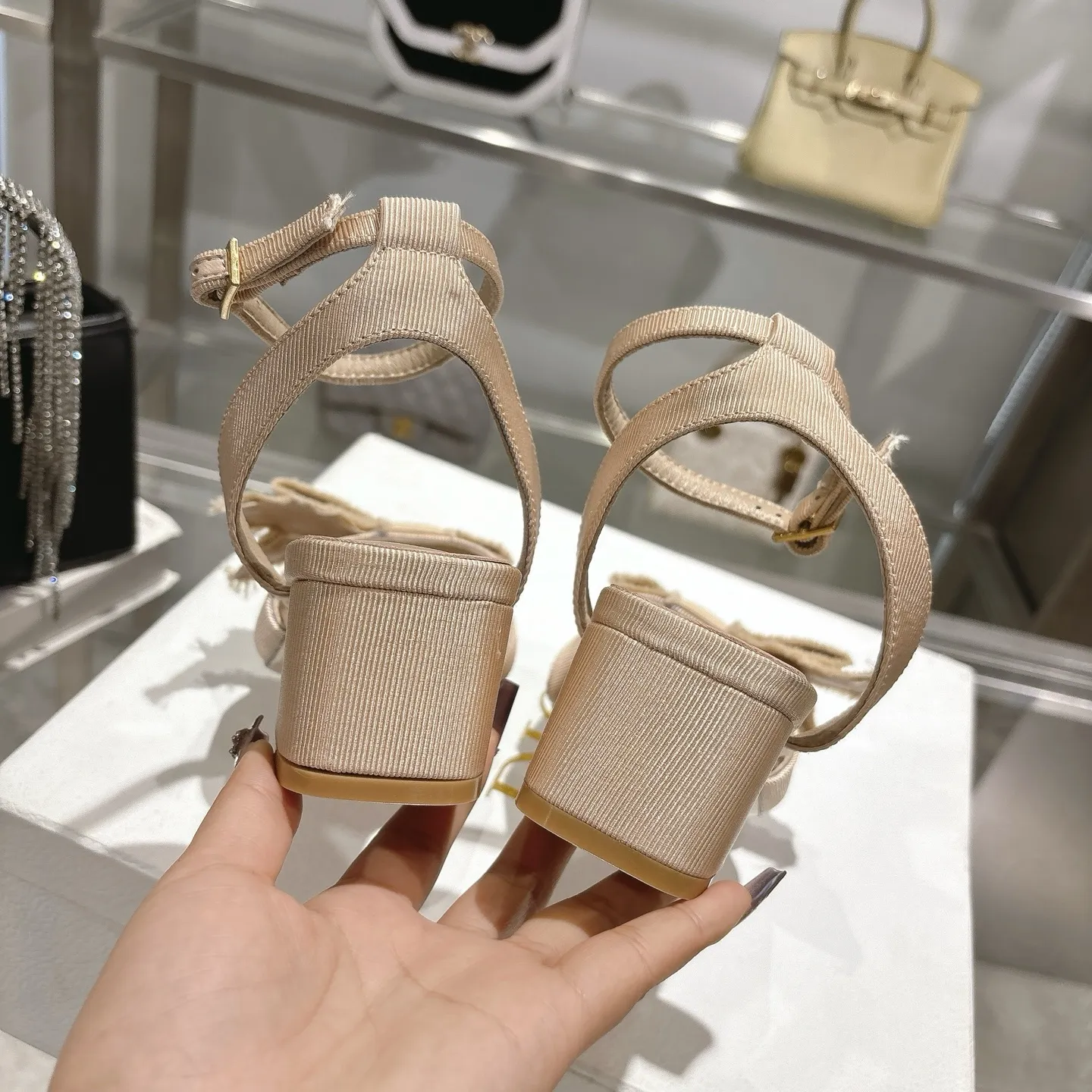 👟👟Ex-factory price 520👟👟 🎆Fringed webbing women's shoes Dior Dior 2024 spring and summer catwalk new Adiorble women's shoes CD star's same fashion tassel bow square head pearl letter logo hardware buckle high-heeled hollow sandals The top high-end version on the market Upper: original customized tassel grosgrain Lining: sheepskin lining foot pad Outsole: Italian leather outsole Heel height: 8.5cm Size: 34-41 (34.40.41. Customization is non-refundable)
